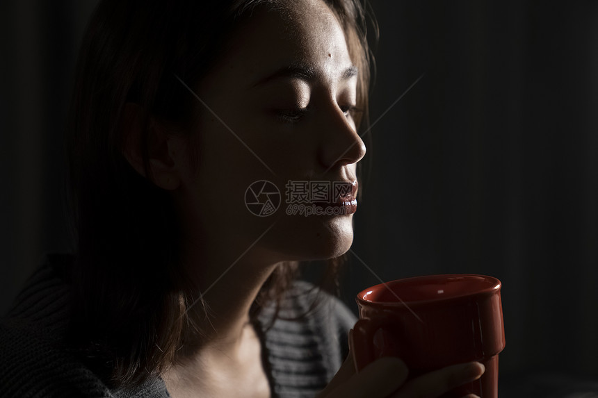 晚上喝咖啡的女人图片