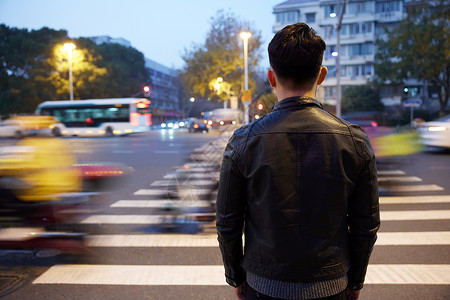 中年男性夜晚过马路背影高清图片