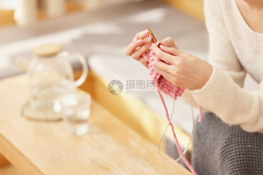 女性居家织毛衣特写图片