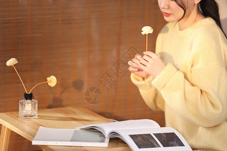 假书居家女性坐在桌子前背景