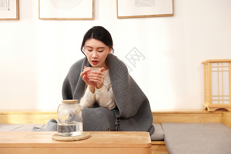 日常养生居家女性生病喝热水背景