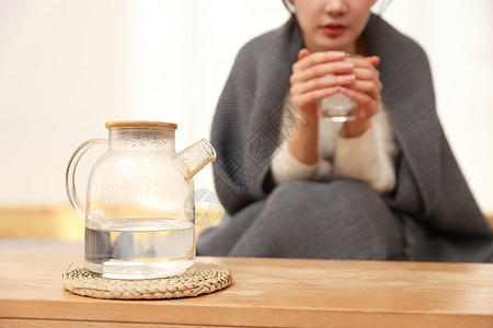 日常养生女性生病喝热水特写背景