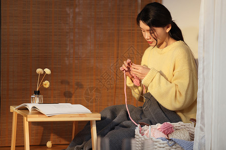 冬日女性居家织毛衣高清图片