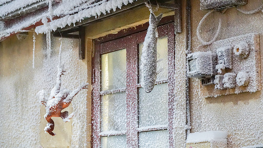 过年雪景腊月雪天晒咸鸡咸鱼背景