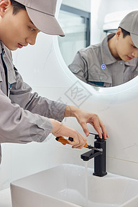 上门维修洗手盆水龙头的男性图片