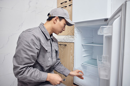 男性维修工检修冰箱服务高清图片素材