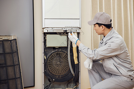 男性维修工人上门检修立式空调机图片