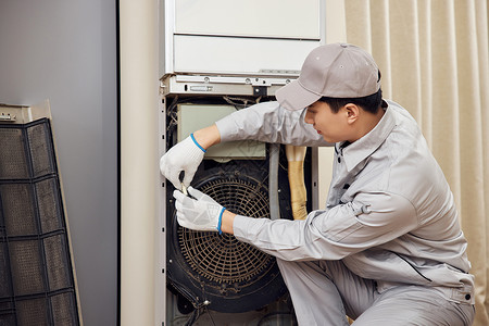 男性维修工人拆卸立式空调机上门维修高清图片素材