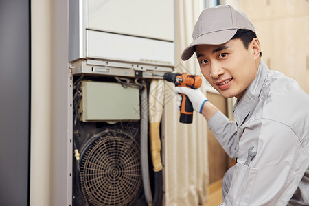 男性维修工人拆卸立式空调机工具高清图片素材