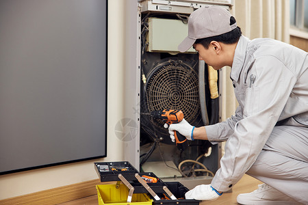 男性维修工人拆卸立式空调机上门维修高清图片素材