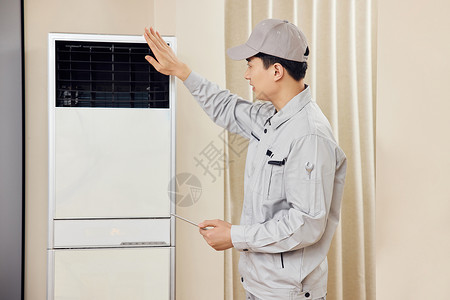 维修工人上门检测立式空调图片素材
