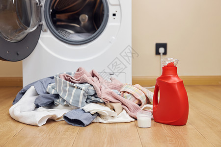 脏洗衣机堆在地上待清洗的脏衣服背景