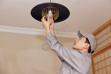 维修工人上门服务更换灯泡职业高清图片素材
