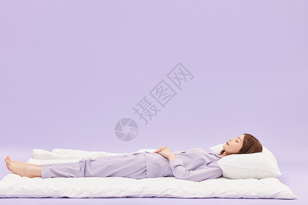 年轻少女躺在被子上睡觉枕头高清图片素材