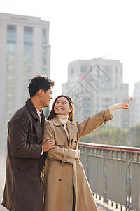 桥上约会的情侣情侣约会站在桥上看风景背景