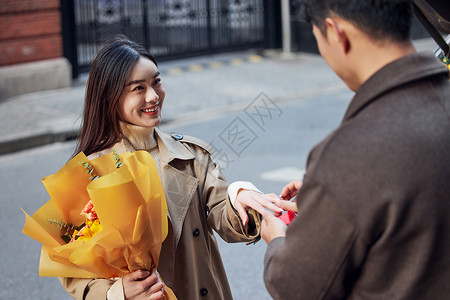 街头男户外男性向女友求婚戴戒指背景