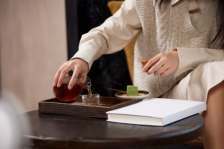 女人是酒素材居家女性倒酒特写背景