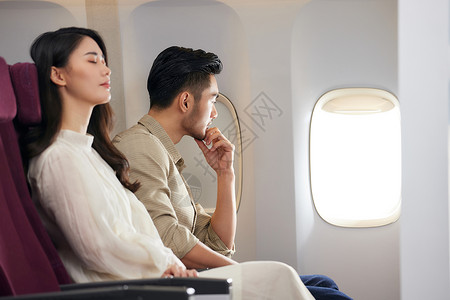 乘坐飞机的男女乘客旅行高清图片素材