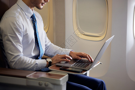 商务男士飞机上办公特写航空运输高清图片素材