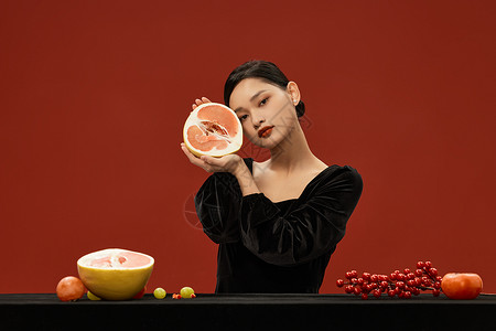 创意复古青年女性与水果背景图片