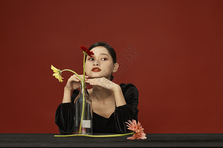 手拿花瓶的国风复古美妆女性新中式高清图片素材