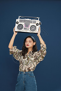 手拿复古收音机的港风年轻女性图片