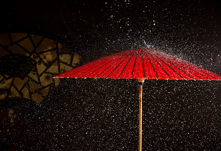 淋了雨的中国传统古风油纸伞高清图片