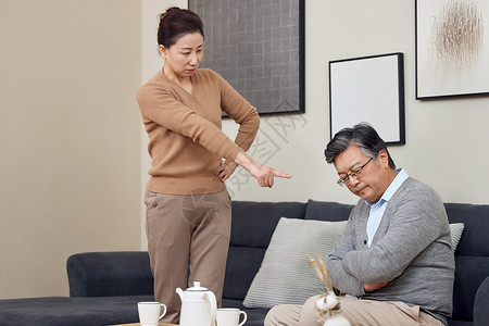 中老年夫妇居家吵架感情不和图片