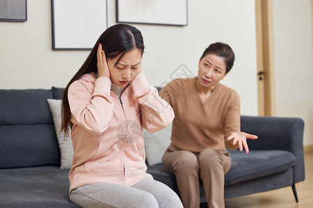 婆媳吵架母女闹矛盾在家冷战背景