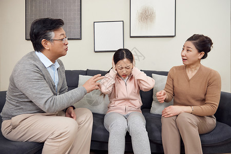 父母吵架痛苦的女儿捂耳朵背景图片