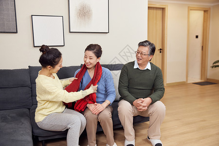 春节女儿回家给父母送礼物图片素材