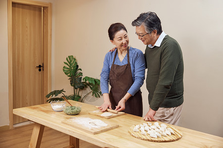 夫妻二人在家包饺子背景图片