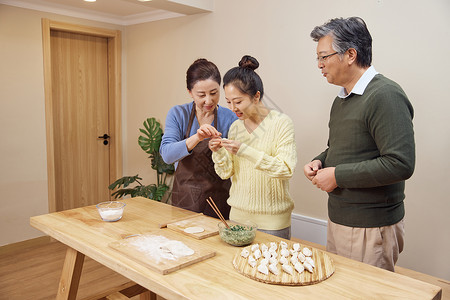 一家人在家包饺子背景图片
