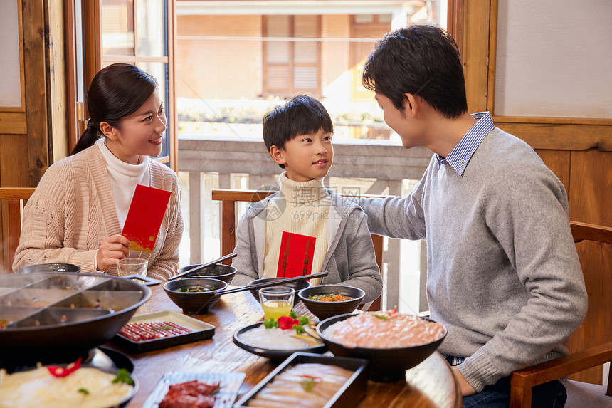 在火锅店发红包过年的家庭图片