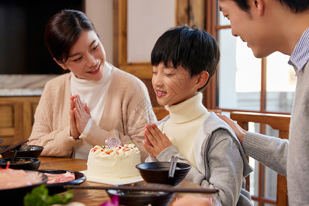 爸妈带儿子在火锅店过生日吃火锅图片素材