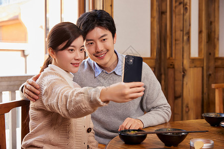 在火锅拿手机自拍的夫妻浪漫高清图片素材
