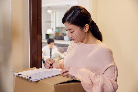 居家女性门口签收快递图片