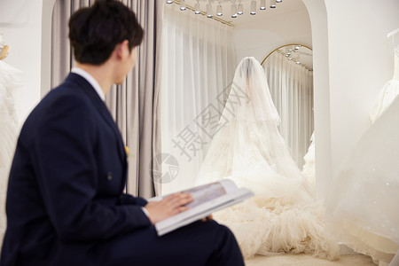 男性在婚纱店等待女友换装图片