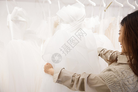 婚纱店挑选婚纱的女性形象图片