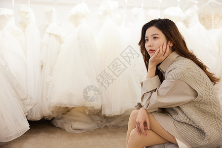 选择人生在婚纱店表情苦恼的女性背景