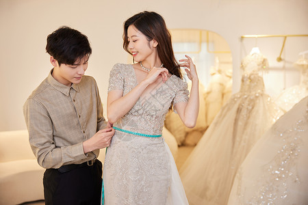 婚纱设计师为新娘测量身体数据时装设计师高清图片素材