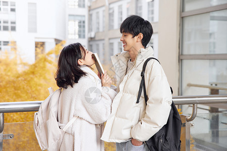 校园甜蜜大学生情侣背景图片