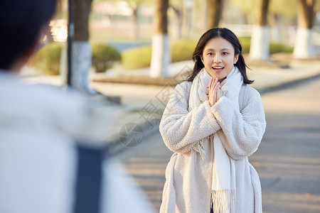 面露期待的年轻女大学生高清图片