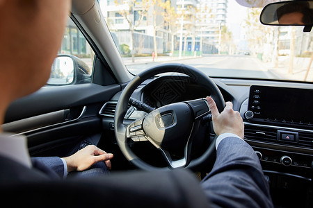 男性车主驾车手握方向盘特写交通方式高清图片素材