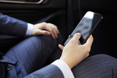 汽车乘客乘客坐在车里使用手机特写背景