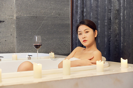 浴缸洗澡的青年女性形象背景图片