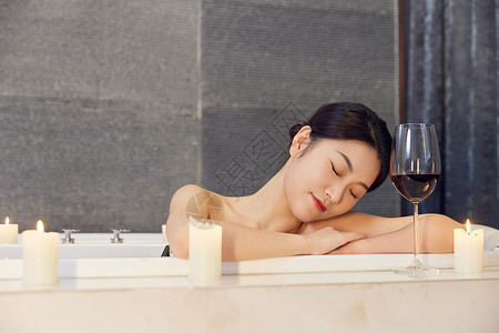浴缸泡澡喝红酒的年轻美女图片