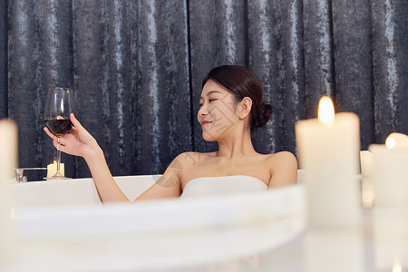 青年女性浴缸泡澡享受生活背景图片