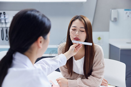 医生给女性测量面部背景图片