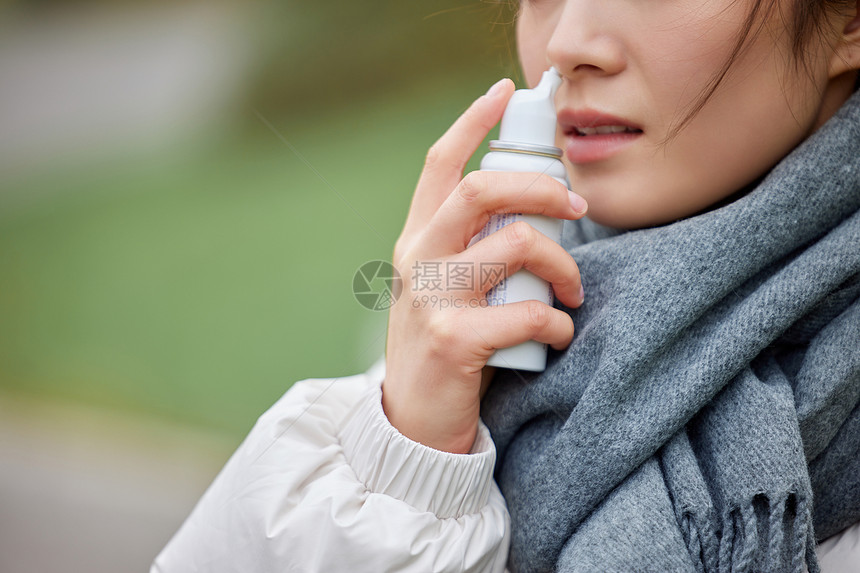 户外过敏的女性使用鼻炎喷雾图片